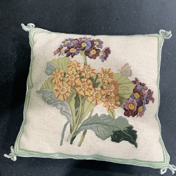 Floral embroidered pillow velvet green cream - Picture 1 of 7